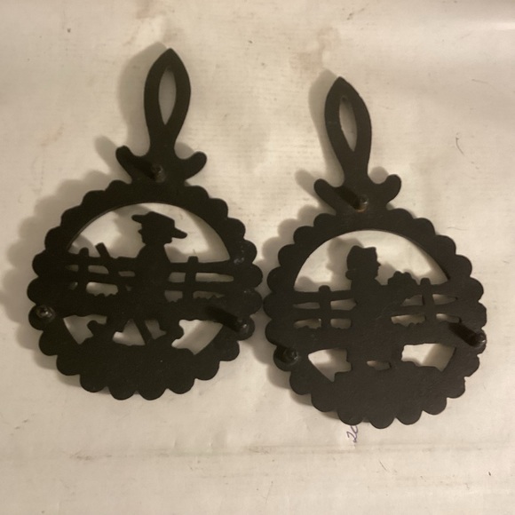 Pair of cast iron Amish trivets - Picture 6 of 6